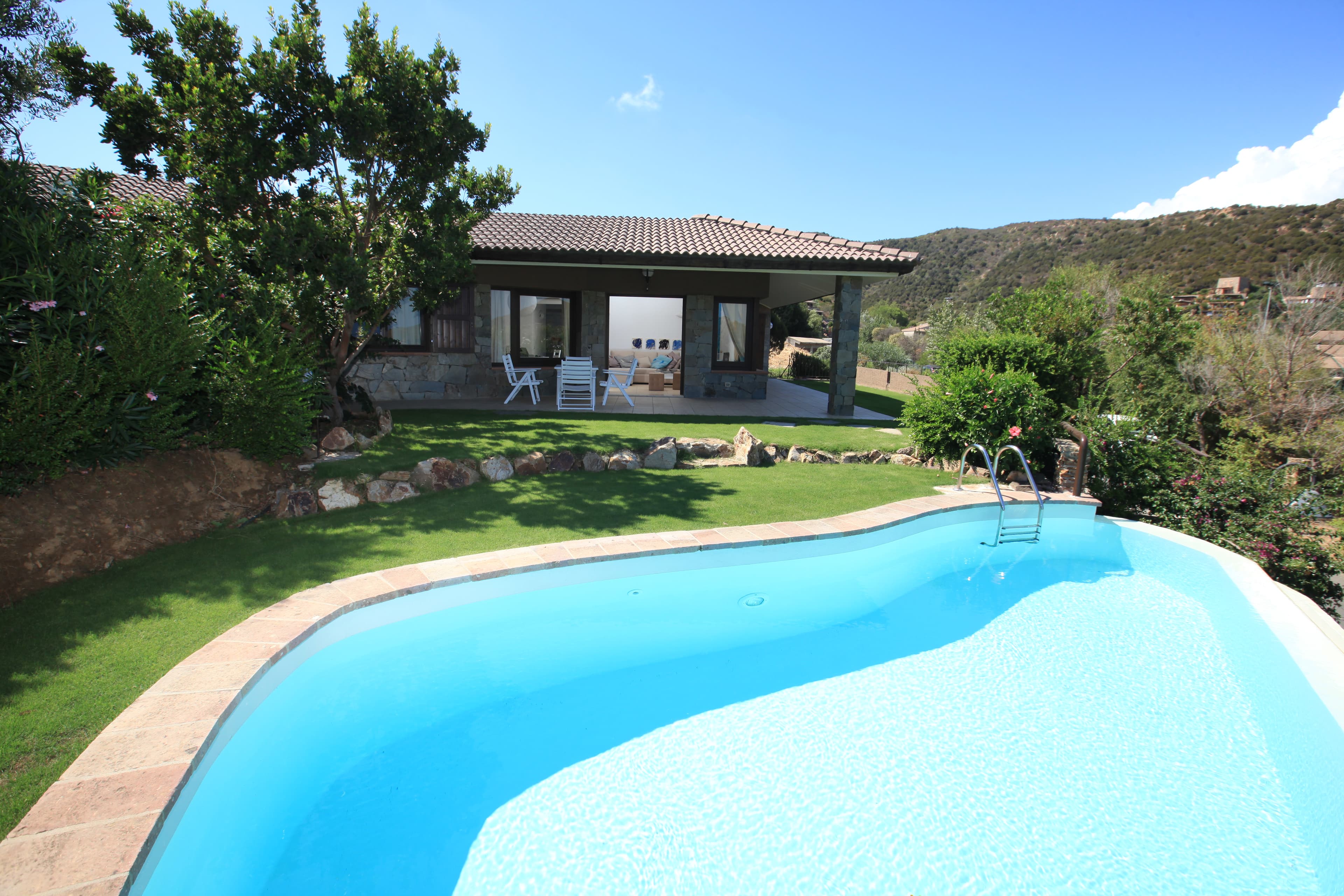Villa a Chia con piscina e giardino