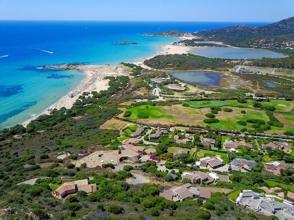 Case vacanza di Chia e spiaggia visti dal drone