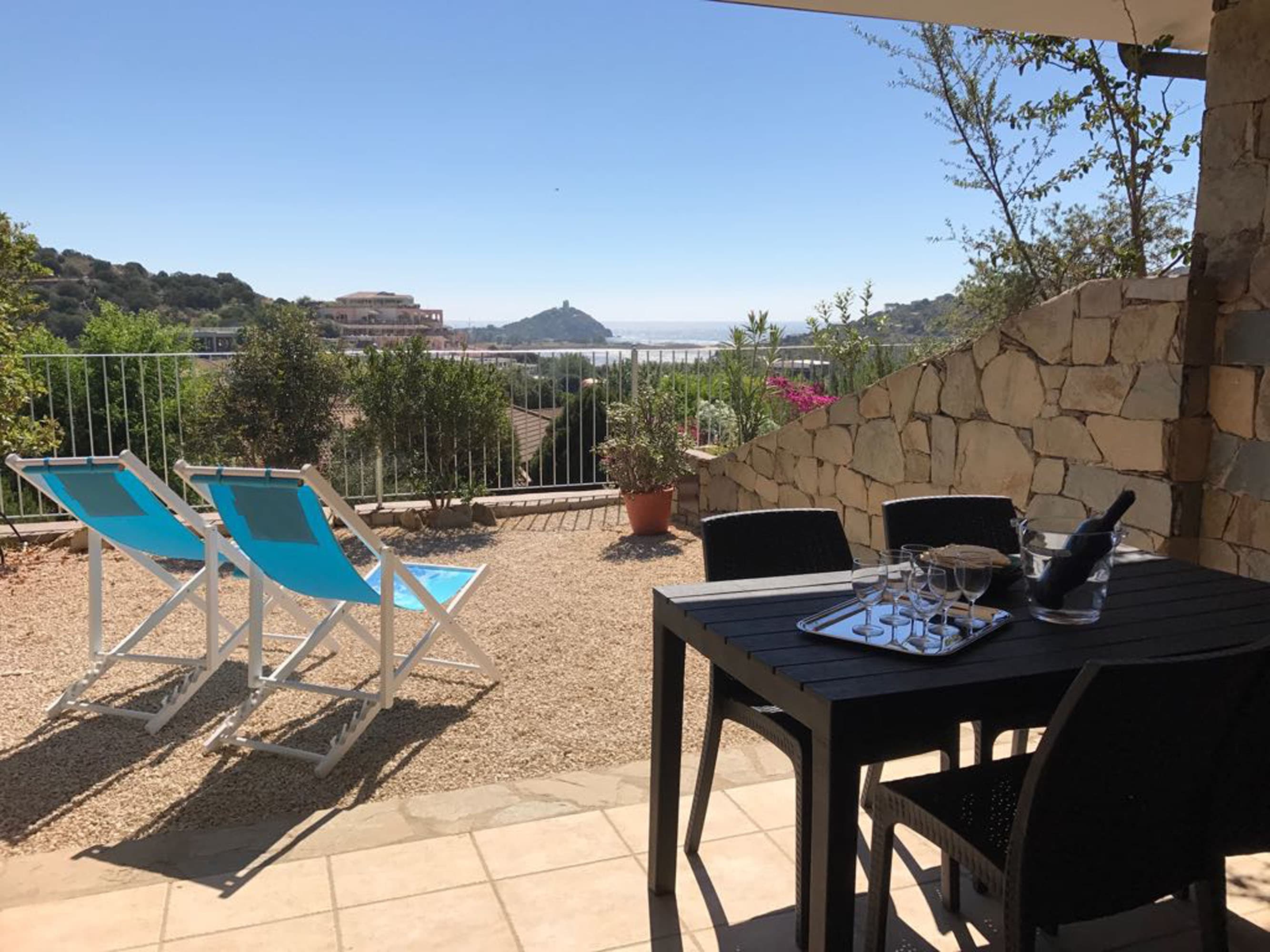 vista mare e torre di Chia dalla terrazza giardino 