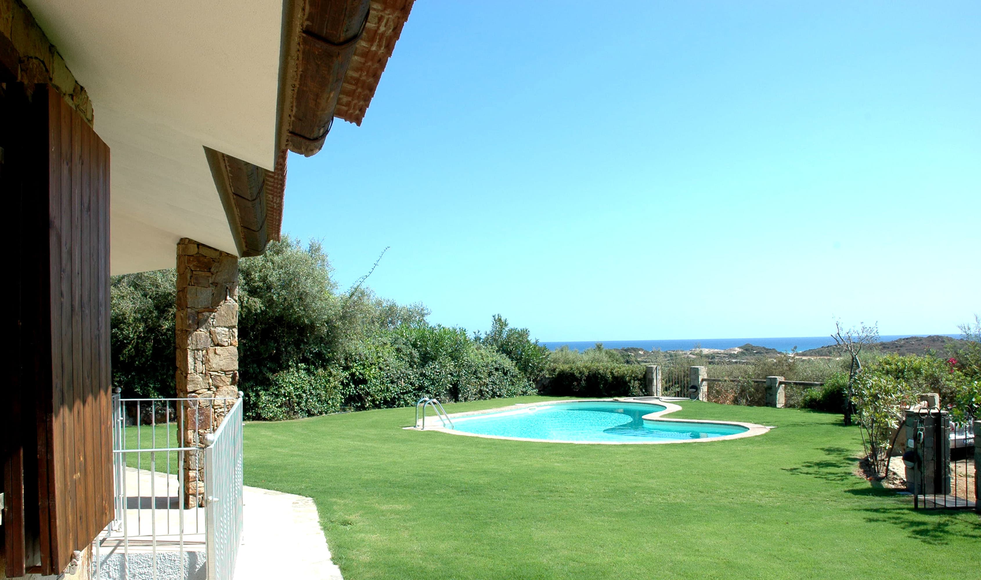il giardino e la piscina a forma di cuore